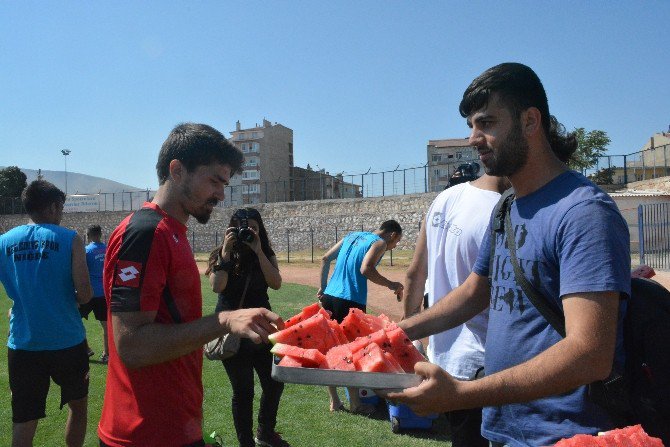 Basın Mensuplarından Niğde Belediyespor’un Oyuncularına Karpuz İkramı