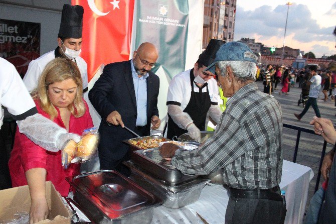 Serdar İnan, Taksim’de Demokrasi Nöbeti Tutanlara Her Akşam Ücretsiz Yemek Dağıtıyor