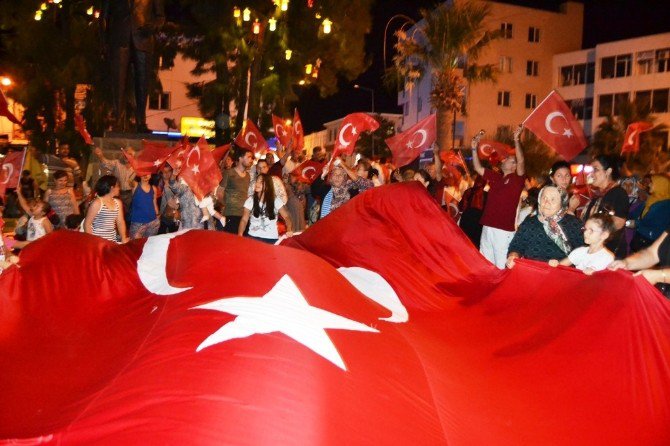 Ayvalık’ta Vatan Ve Demokrasi Nöbeti 13. Gününde