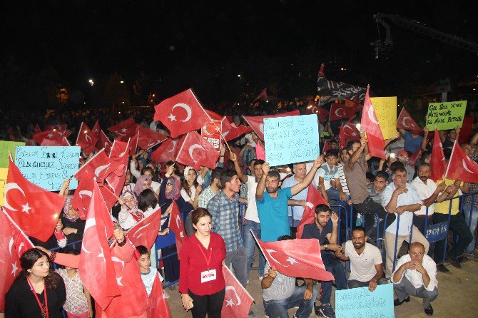 Diyarbakır’da Demokrasi Nöbeti Sürüyor