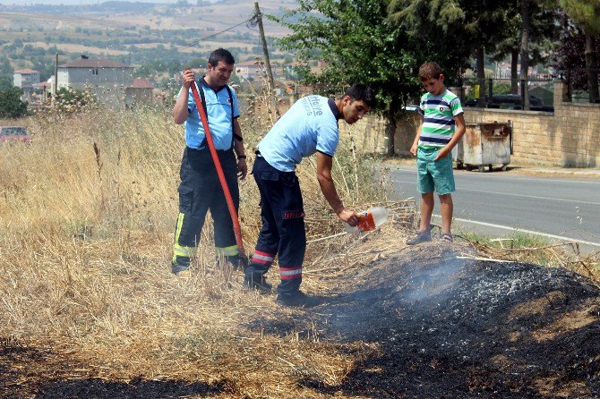 İtfaiye Ekipleri Şişe Ve Kovalarla Su Taşıdı