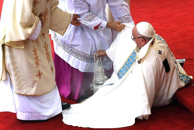 Papa Francis Ayin Sırasında Düştü