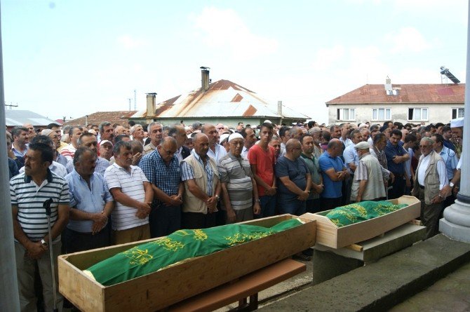 Trafik Kurbanı Aile Gözyaşları Arasında Toprağa Verildi