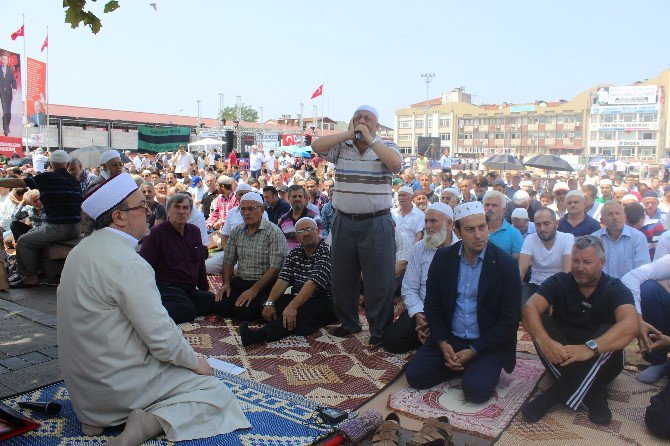 Cuma Namazı Demokrasi Meydanı’nda Kılındı