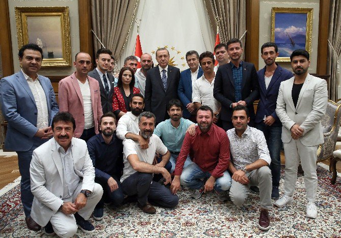 Cumhurbaşkanı Erdoğan, Sanatçı, Oyuncu, Radyocu Ve Sporcuları Kabul Etti