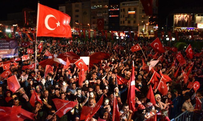 Erzurum’un Demokrasi Nöbetinde Yer Ve Gök Ay Yıldızlı Bayrak