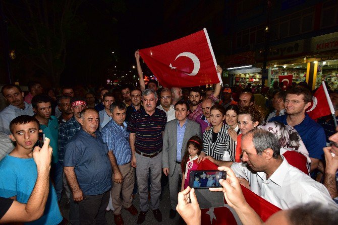 Rektör Kızılay İlk Mesajını Demokrasi Nöbetinde Verdi