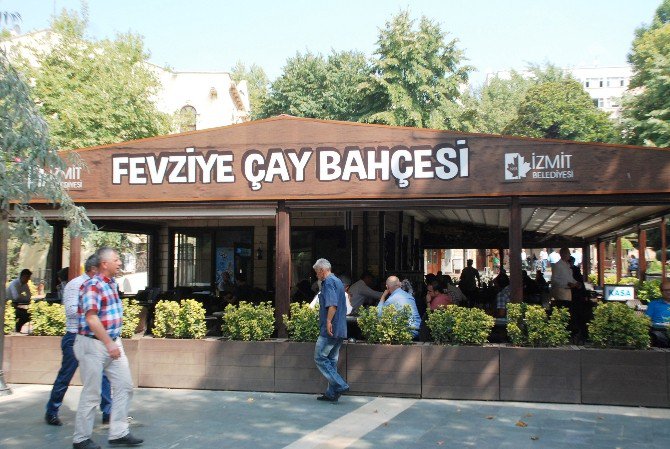 İzmitliler, Fevziye Çay Bahçesine Akın Ediyor