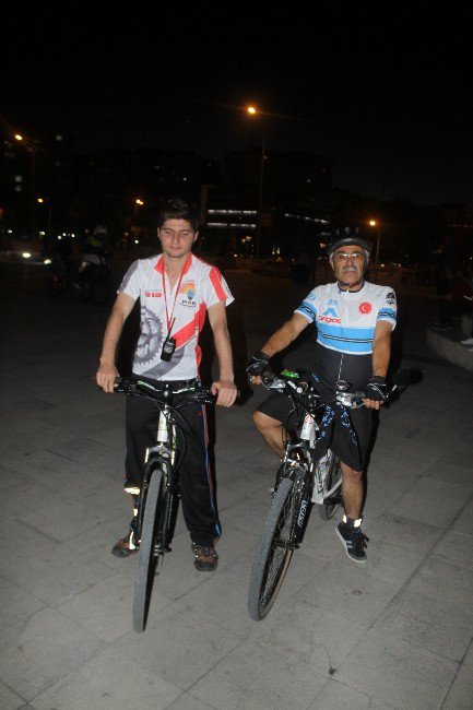 Pedalları ’Demokrasi’ İçin Çevirdiler