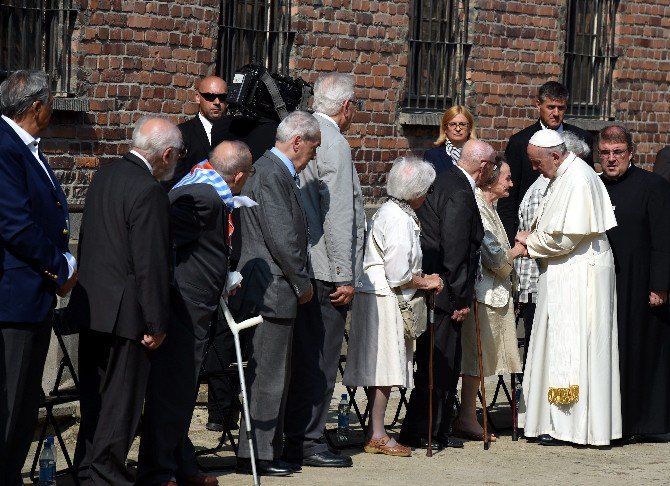 Papa Francis, Nazi Kampı Auschwitz’i Ziyaret Etti