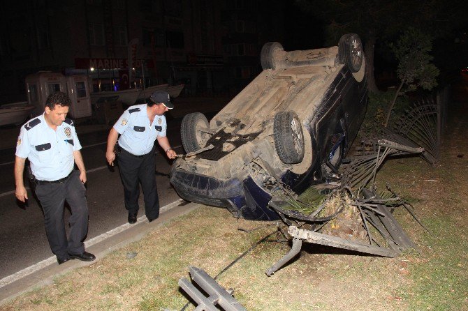 Kamyonet Refüjdeki Korkuluklara Çarptı: 2 Yaralı