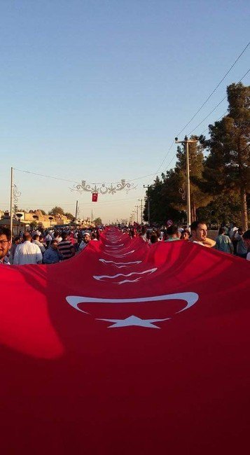 Harran’da Asker, Polis Ve Halk 30 Metrelik Türk Bayrağıyla Yürüyüş Yaptı