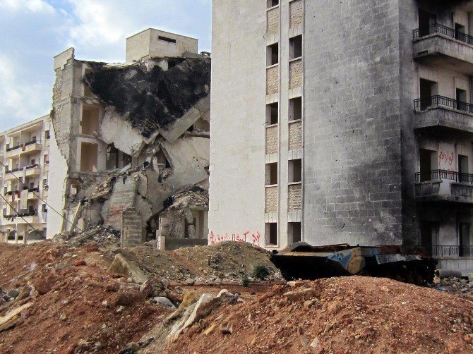 Kuşatma Ve Bombardıman Altındaki Halep’te Yaşam Mücadelesi Sürüyor