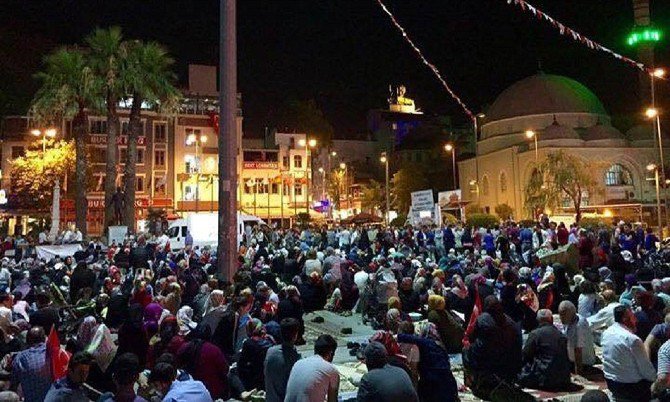 Bandırma’da Demokrasi Nöbeti Sürüyor