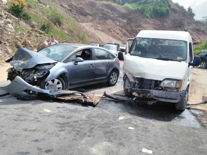 Bartın’da Otomobil İle Minibüs Çarpıştı: 7 Yaralı