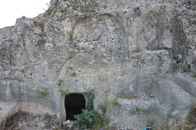 Tarihi Duvarlara Yazılan Yazılar Vatandaşların Tepkisini Çekiyor