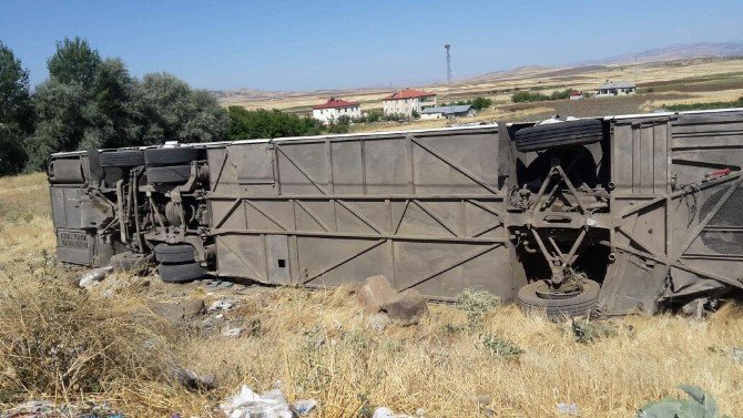 Elazığ-bingöl Yolunda Otobüs Devrildi: 15 Yaralı