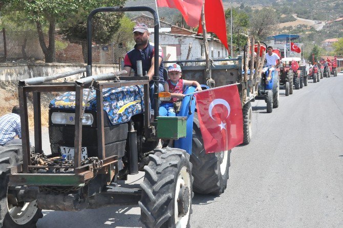 İzmir’de Demokrasi İçin Çiftçiler Traktörleri İle Konvoy Yaptı