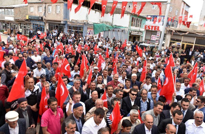 Karayazı İstiklal Yürüyüşü Ve Demokrasi Mitingiyle Coştu