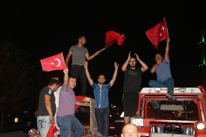 Darbe Girişimine Traktörlü Tepki