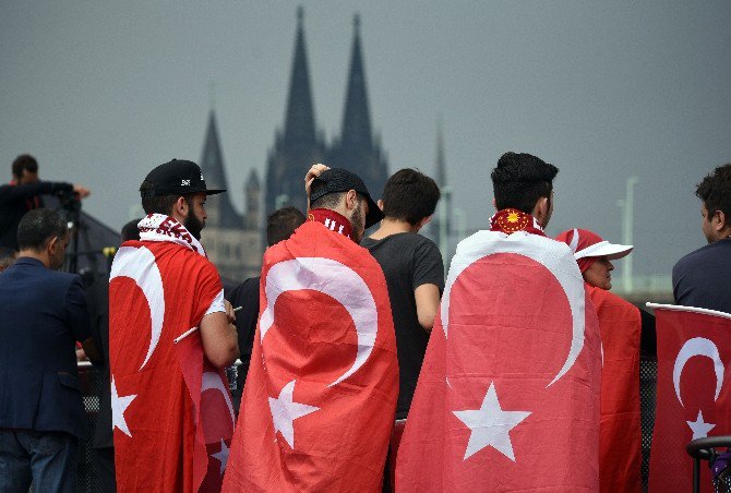 Köln’deki Mitingde Cumhurbaşkanı Erdoğan’ın Mesajı Yazılı Olarak Okundu