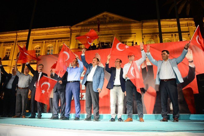 Bakan Eroğlu İzmirlilerle Demokrasi Nöbetinde