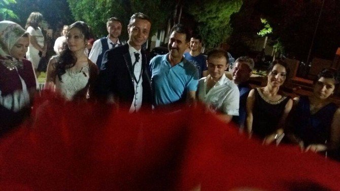 Düğünleri Sonunda Demokrasi Nöbetine Devam Ettiler