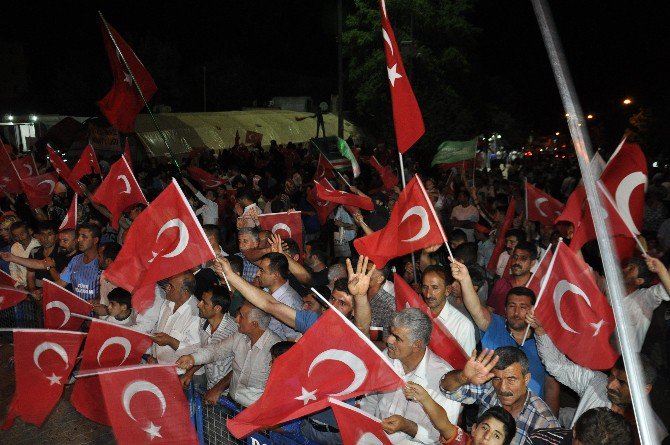 Demokrasi Nöbetinde Cumhurbaşkanına Yazdığı Şiiri Okudu