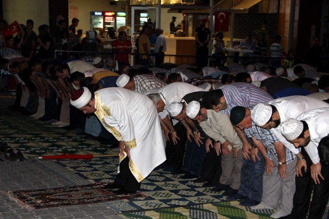 Nevşehir’de Binlerce Vatandaş Yatsı Namazını Diriliş Meydanında Kıldı