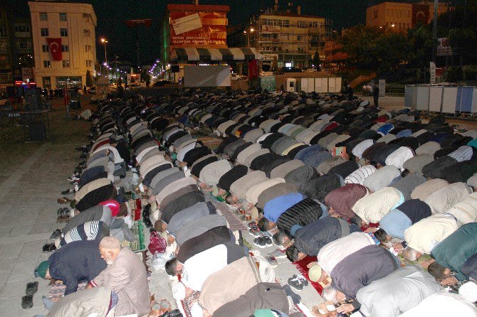 Yozgat’ta 3 Bin Kişi Cumhuriyet Meydanında Sabah Namazı Kıldı.