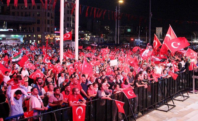 İstanbullular Demokrasi Nöbetine Devam Ediyor