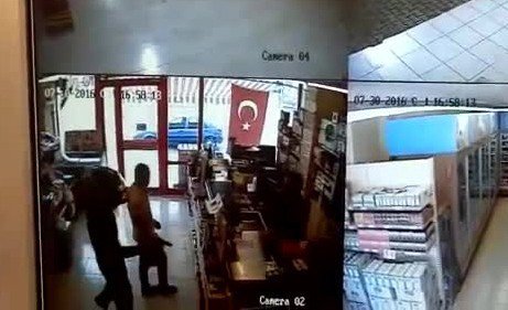 Kasklı Soyguncunun Parmak İzi Hassasiyeti Güvenlik Kamerasında