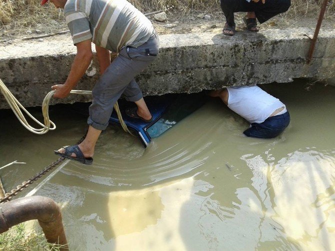 Kanala Düşen Aracı Vatandaşlar Böyle Kurtardı