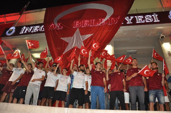 Bordo Beyazlılar Demokrasi Nöbetinde