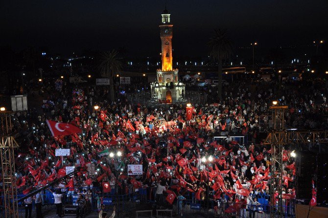 İzmirliler 17. Gününde De ’Demokrasi Nöbeti’nde