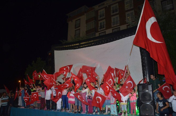 Uğur Arslan Şiirlerini Bozüyüklü Demokrasi Nöbetçileri İçin Okudu