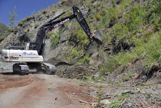 Büyükşehir Belediyesi’nin Kırsaldaki Yol Çalışmaları Sürüyor