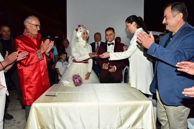 Başkan Yılmaz Demokrasi Nöbetinde Nikah Kıydı