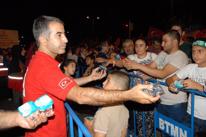 Türk Kızılayı Demokrasi Nöbetçilerine Destek Vermeye Devam Ediyor