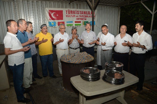 Türkistanlılar Derneği Demokrasi Şehitleri İçin Mevlit Okuttu