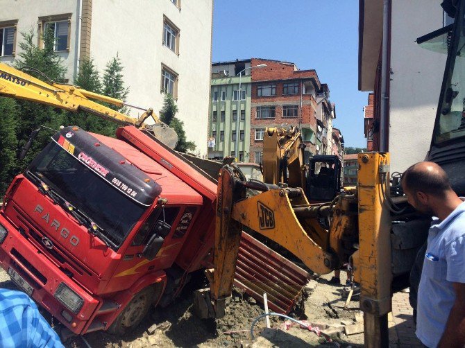 Kanalizasyon Çalışmasında Toprak Kaydı: 2 Yaralı