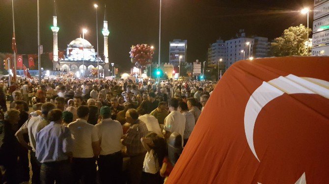 Demokrasi Nöbeti Tutanlara Kayseri Şeker’den Lokma Tatlısı İkramı