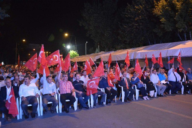 İl Genel Meclisi Toplantısı “Demokrasi Nöbeti”nin Tutulduğu Meydanda Yapıldı