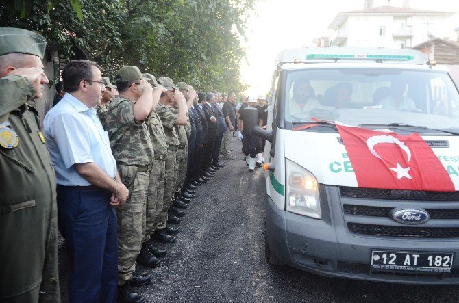 Şehit Polisin Cenazesi Babaevinde