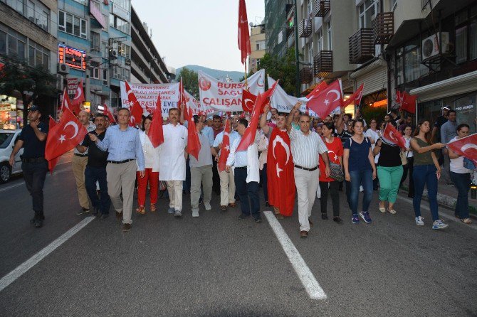 Bursalı Sağlık Çalışanlarından Darbe Karşıtı Yürüyüş