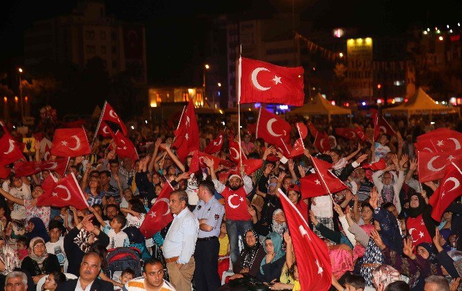 Demokrasi Nöbetinin 18. Gecesinde Haliliye Belediyesi Yine Meydanlardaydı