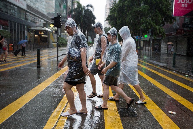 Hong Kong’u Nida Tayfunu Vurdu