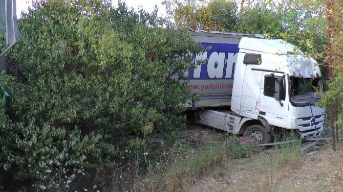 Tem’de Kaza Yapan Tır’lar Yoldan Çıktı: 1 Yaralı