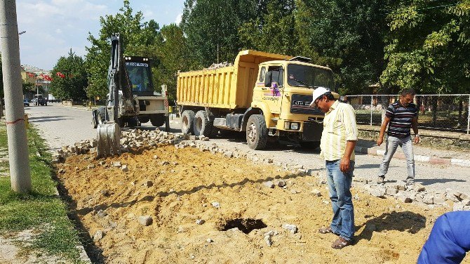 Eskigediz Akçaalan Mahallesi’ne 4 Bin Metrekare Kilitli Parke Taşı