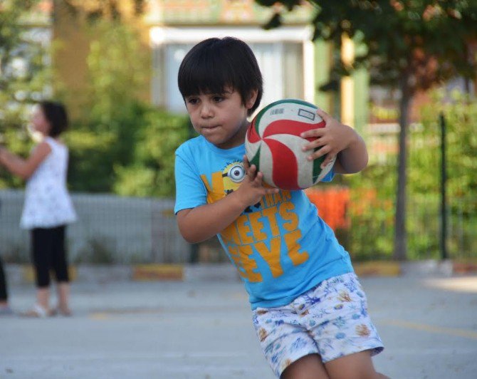 Çocuklar Yaz Spor Okulunun Keyfini Çıkarıyor